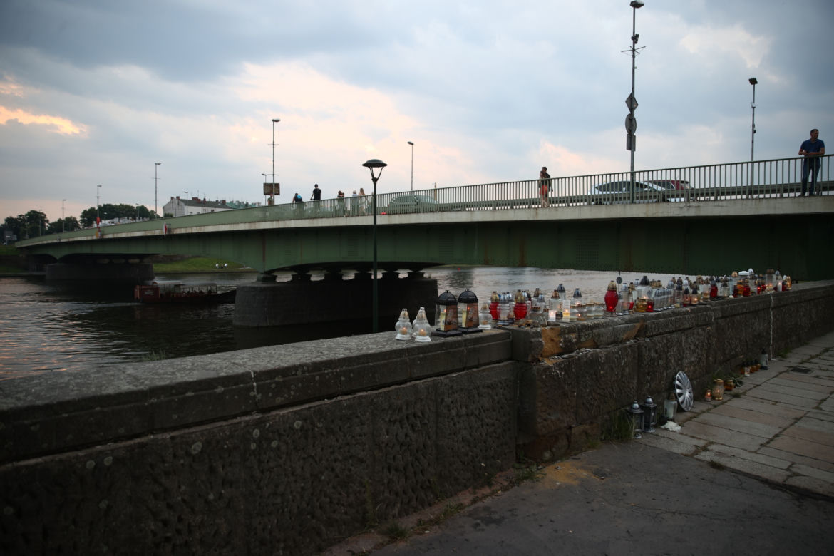 Mieszkańcy palą znicze w miejscu tragicznego wypadku przy moście Dębnickim