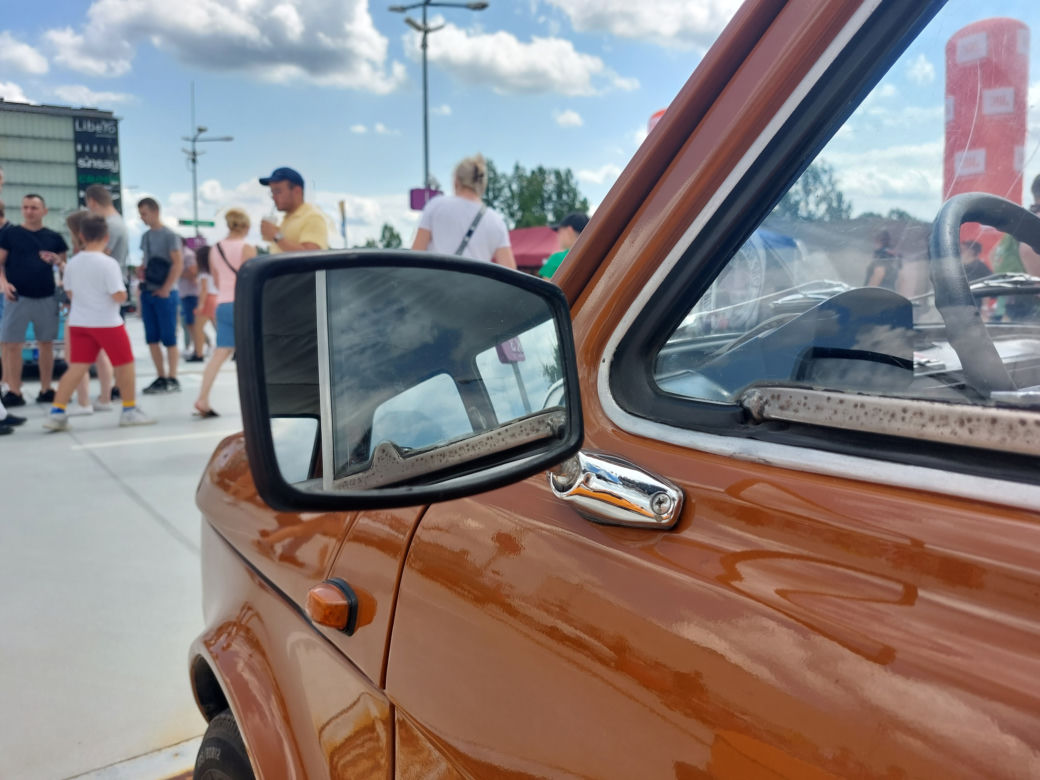 Zlot fiatów 126p w Galerii Libero w Katowicach