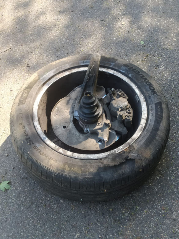 Makabryczny wypadek pod Ciechanowem! Trzy młode osoby nie żyją. Ich audi roztrzaskało się o drzewo