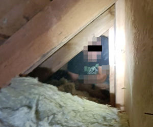 Schował się pod wełną mineralną na strychu. 29-latek trafił do więzienia