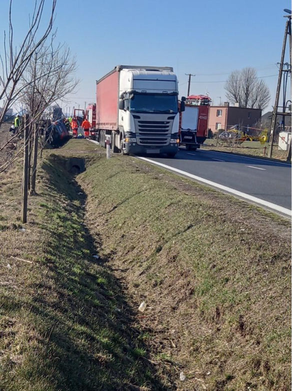Koszmarny wypadek pod Gostyninem! Kilka osób rannych. 35-latka zabrał śmigłowiec. DK 60 zablokowana 