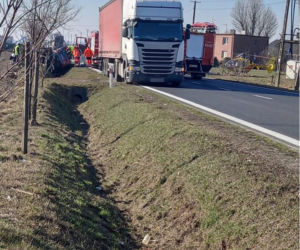 Koszmarny wypadek pod Gostyninem! Kilka osób rannych. 35-latka zabrał śmigłowiec. DK 60 zablokowana 
