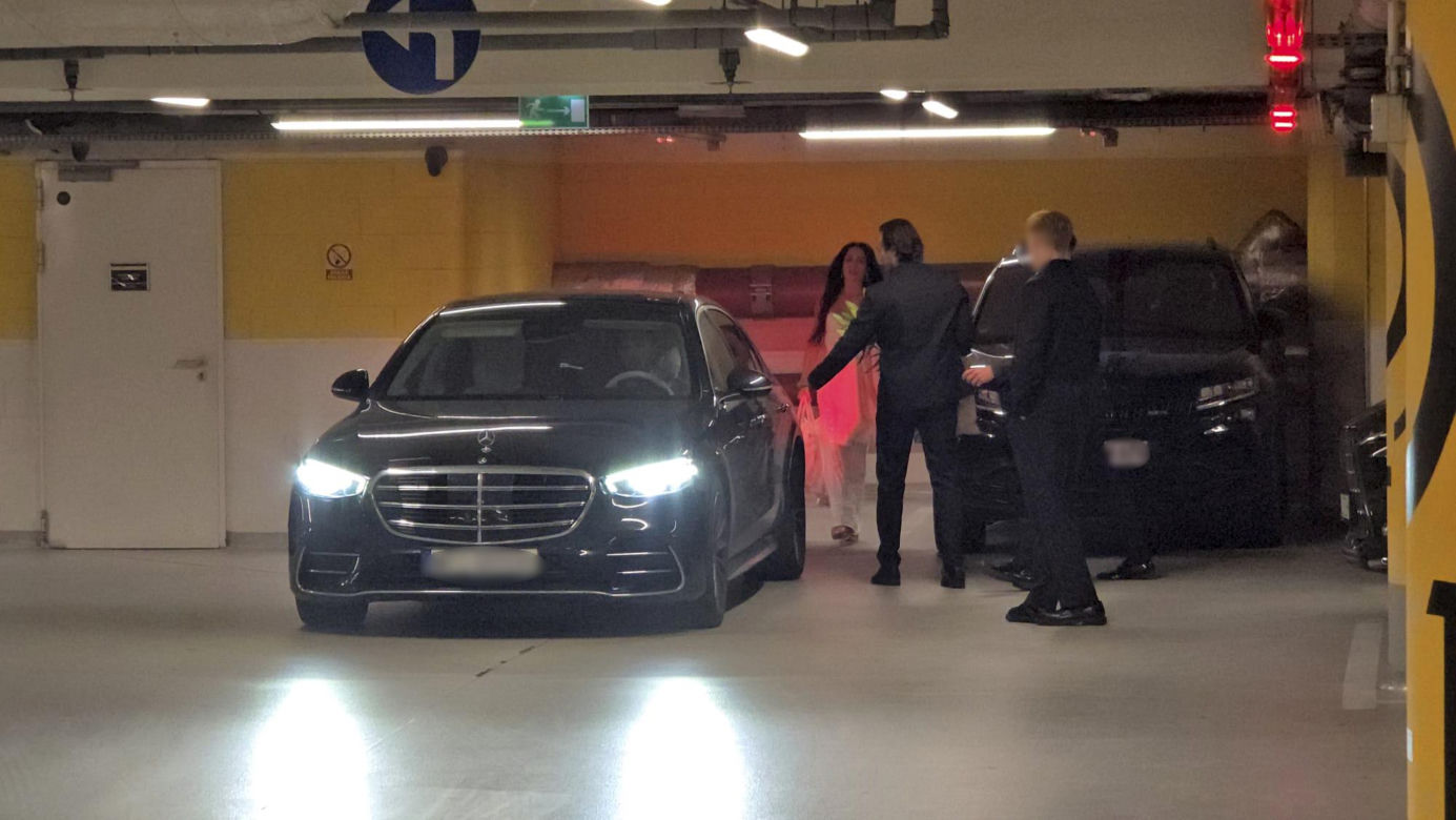 Justyna Steczkowska przemyka po parkingu w otoczeniu ochroniarzy