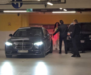 Justyna Steczkowska przemyka po parkingu w otoczeniu ochroniarzy