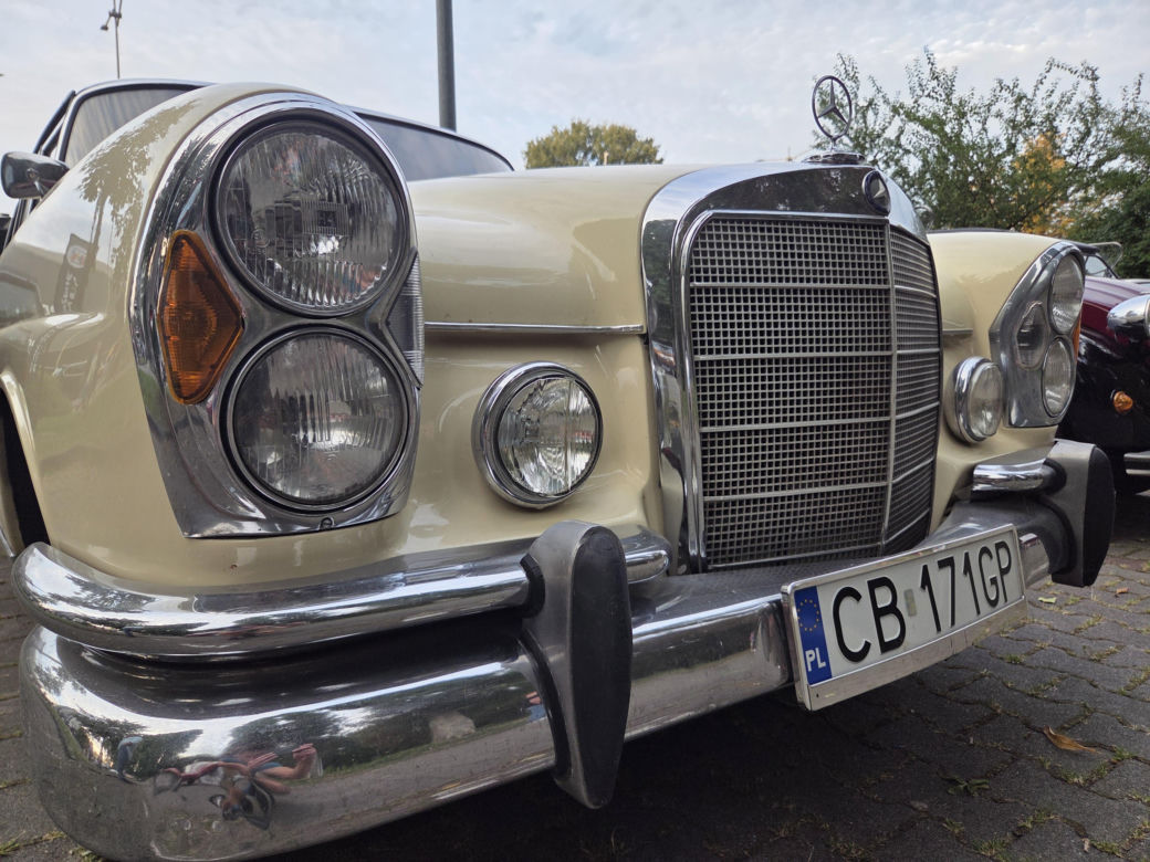 Klasyczna motoryzacja znów zachwyciła Bydgoszcz. „Bydgoskie Klasyki Nocą” przy Torbydzie