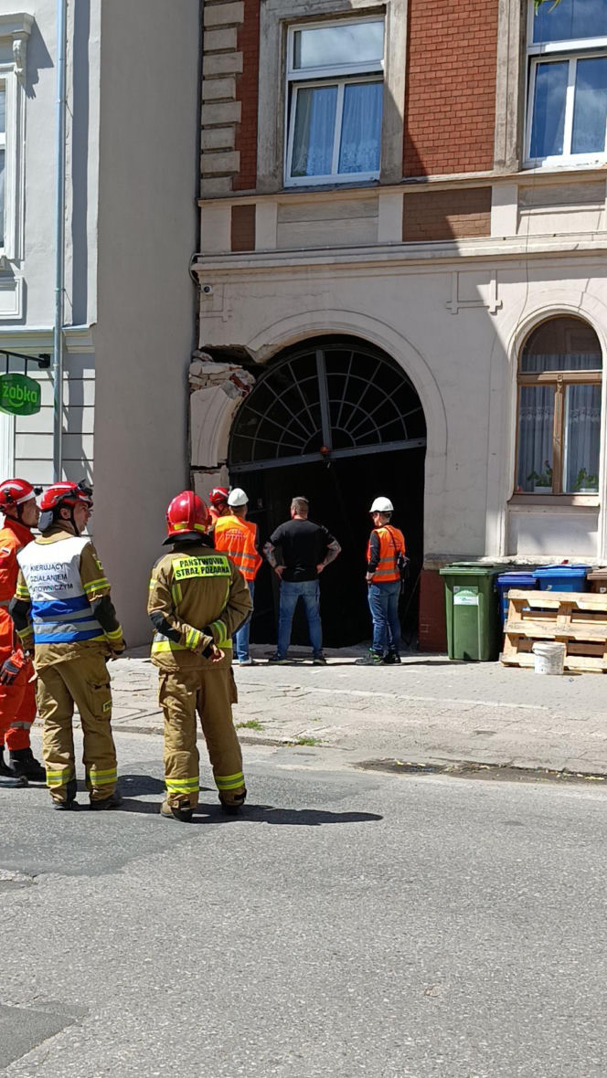 Fragment ściany kamienicy osunął się podczas remontu. Ewakuowano mieszkańców!