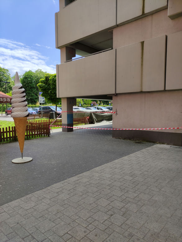 Skoczyła po śmierć z parkingu w Toruniu. W mediach społecznościowych błagała o pomoc?!