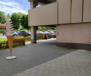 Skoczyła po śmierć z parkingu w Toruniu. W mediach społecznościowych błagała o pomoc?!