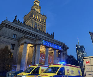 Nietrzeźwy mężczyzna tańczył na murku, stracił równowagę i spadł na podjazd garażu podziemnego
