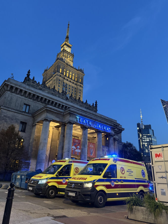 Nietrzeźwy mężczyzna tańczył na murku, stracił równowagę i spadł na podjazd garażu podziemnego