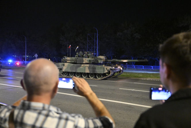 Nocna próba defilady wojskowej w Warszawie