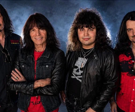 Kultowa glam metalowa formacja z lat 80. powraca! Na jej czele stanie nowy wokalista