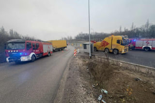 Zderzenie dwóch ciężarówek w Krakowie. Droga zablokowana, są ranni 