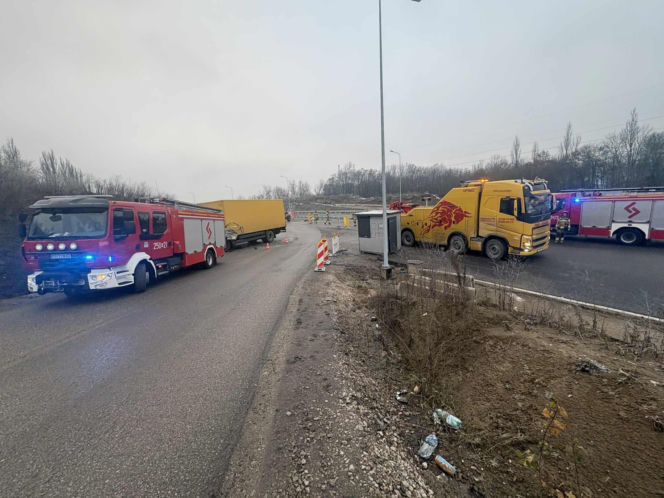 Zderzenie dwóch ciężarówek w Krakowie. Droga zablokowana, są ranni