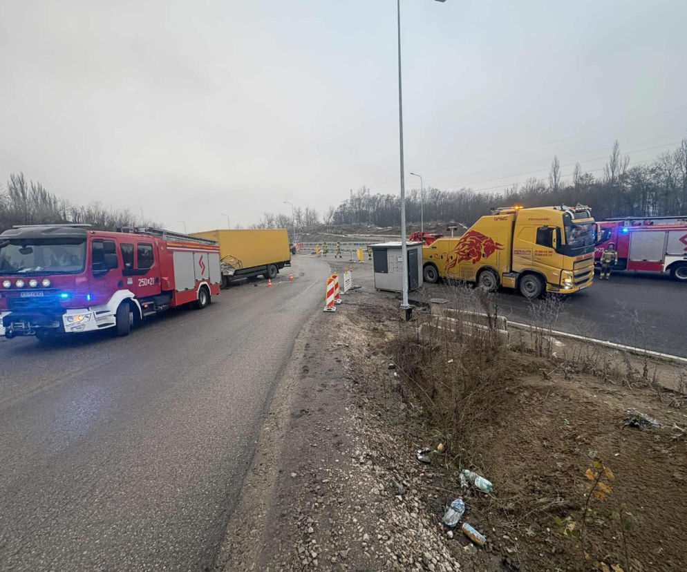 Zderzenie dwóch ciężarówek w Krakowie. Droga zablokowana, są ranni 