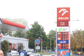Tankowanie u Skolima tańsze o 60 groszy. Rząd reaguje na ceny paliw 