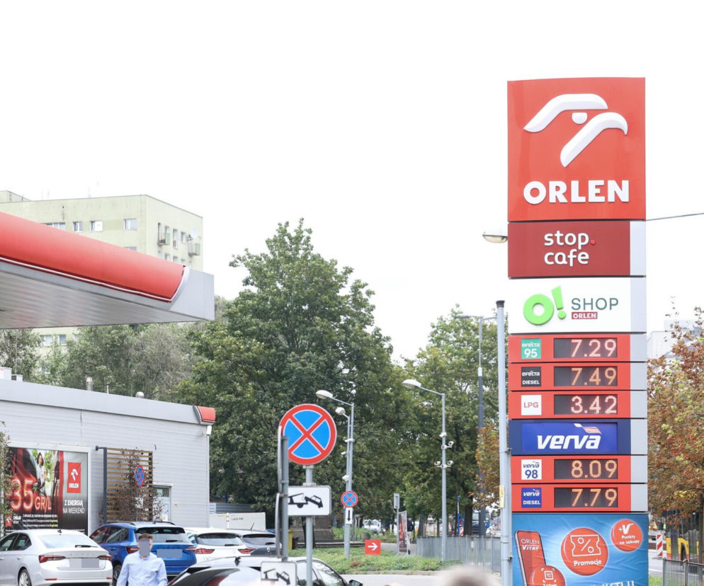 Tankowanie u Skolima tańsze o 60 groszy. Rząd reaguje na ceny paliw 