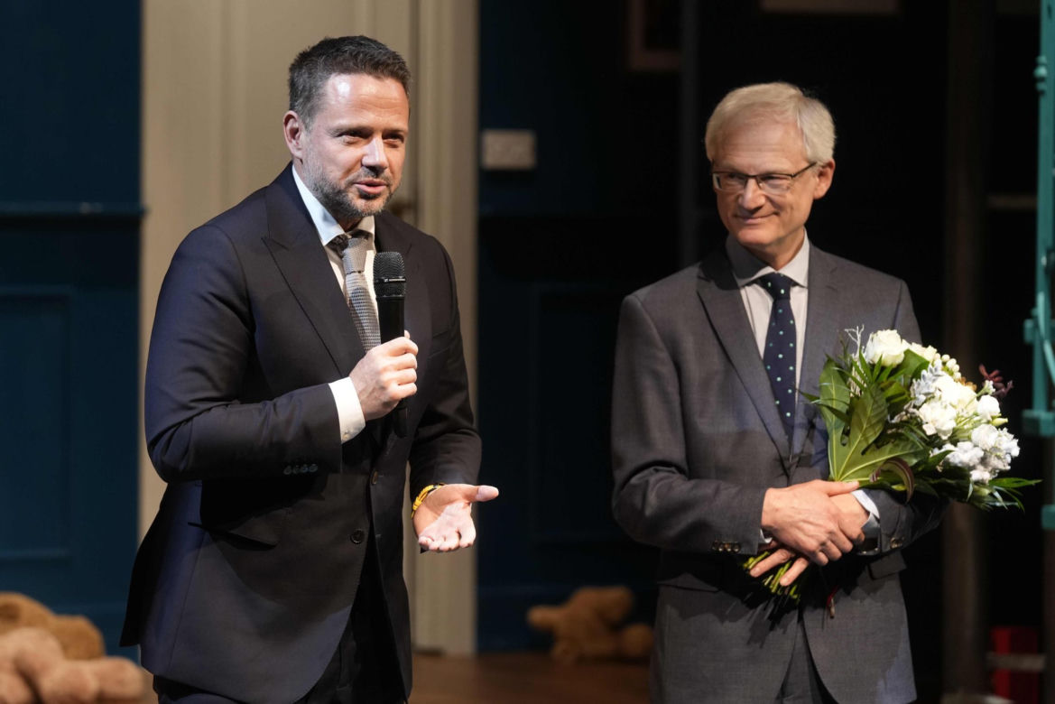 Trzaskowski wśród gwiazd. Prezydent błyszczał na premierze w Teatrze 6.Piętro