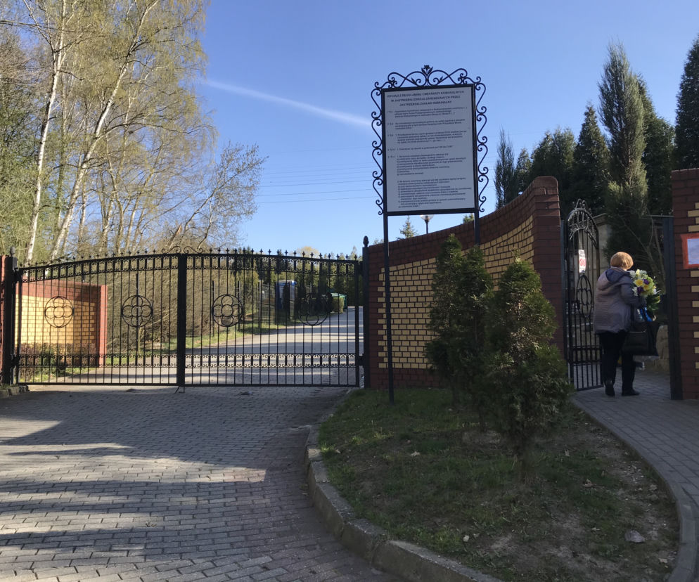 Ten cmentarz na Śląsku jest otwarty. Mieszkańcy odwiedzają groby bliskich