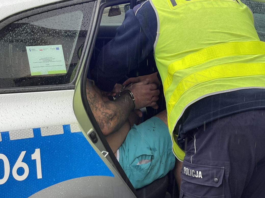 Pościg za pijanym kierowcą w Warszawie. Dachowanie i dwa rozbite samochody