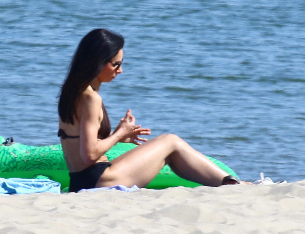 Marta Kaczyńska z mężem i synem na plaży