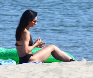 Marta Kaczyńska z mężem i synem na plaży