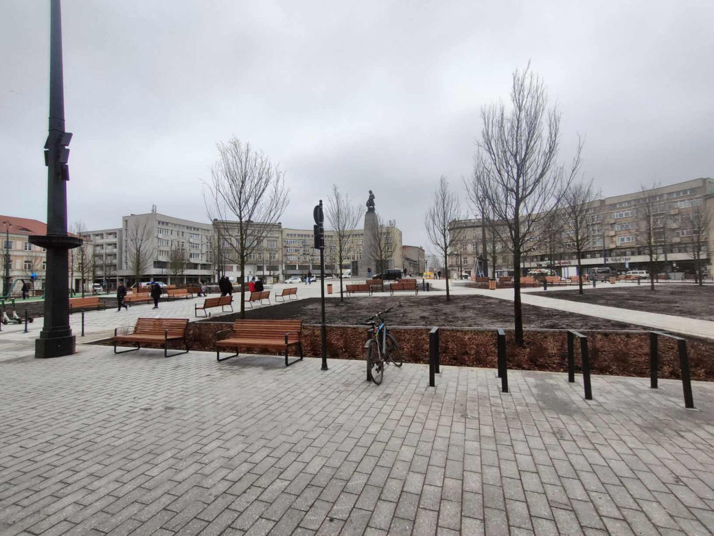 Plac wolności kilka dni przed otwarciem! Już odwiedzają go pierwsi łodzianie [ZDJĘCIA]