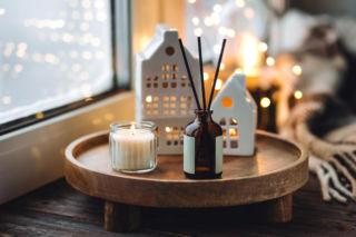 Wlałam 2 łyżeczki do pięknego słoiczka i postawiłam na szafce. Zimowy zapach rozniósł się po całym domu i otula zmysły każdego dnia. Zapach do domu