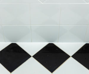 Jak poprawnie usunąć starą fugę i silikon oraz nałożyć nowy? Murator Remontuje