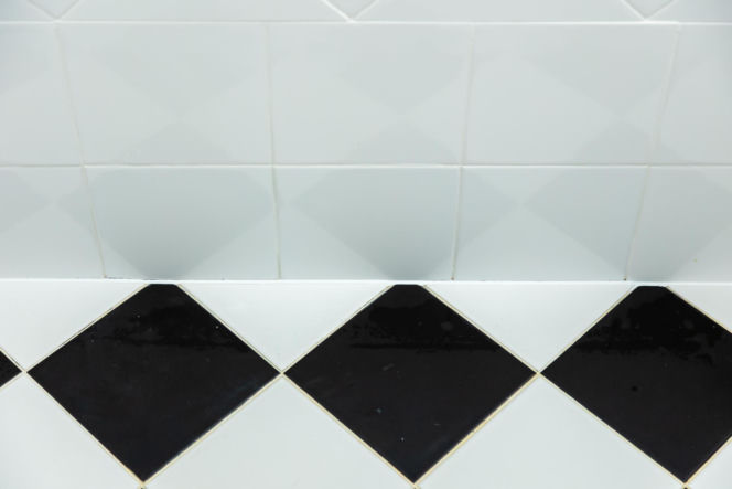 Jak poprawnie usunąć starą fugę i silikon oraz nałożyć nowy? Murator Remontuje