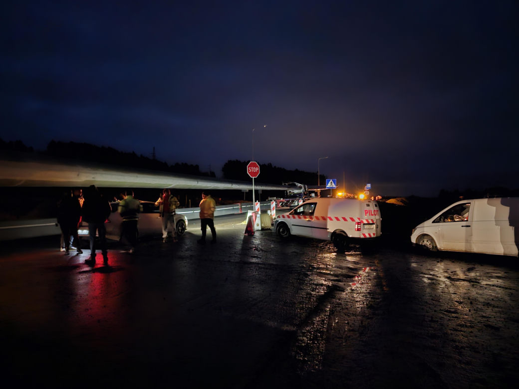 Ciężarówka wioząca śmigło wiatraka zahaczyła o wiadukt na S3