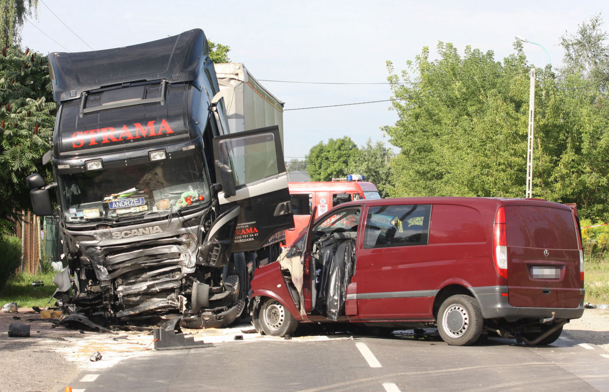 Konstancin Jeziorna: Tragiczny wypadek. Mercedes zderzył się z tirem