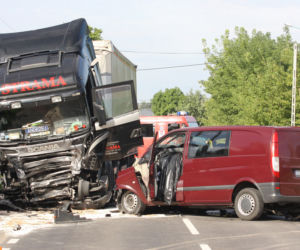 Konstancin Jeziorna: Tragiczny wypadek. Mercedes zderzył się z tirem