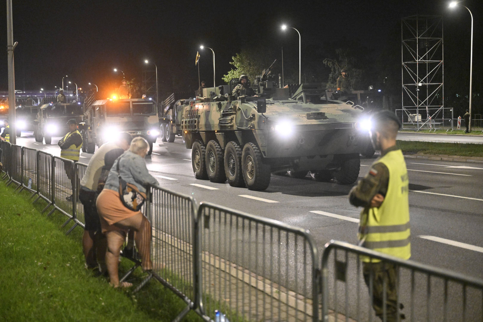 Nocna próba defilady wojskowej w Warszawie