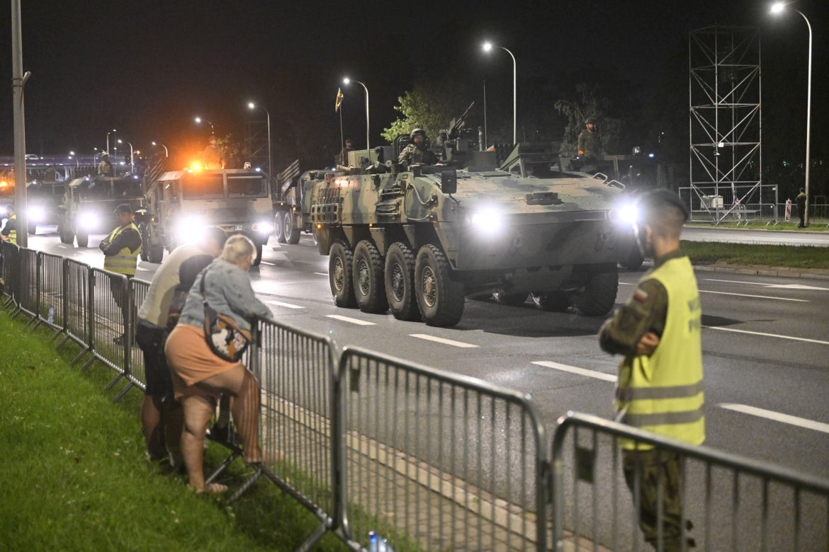 Nocna próba defilady wojskowej w Warszawie