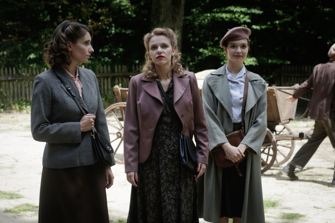 Wojenne dziewczyny 4 odc. 45. Ewa (Vanessa Aleksander), Marysia (Aleksandra Pisula), Nitka (Maja Szopa)