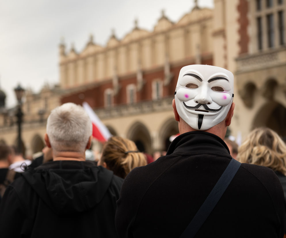 Kraków: Kilkaset osób na Rynku BEZ MASECZEK. Protestowali przeciw „plandemii” [ZDJĘCIA]