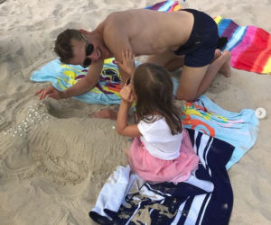 Rafał Mroczek z córką Zosią na plaży