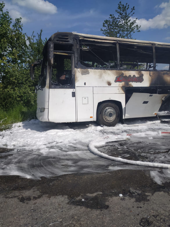 Szkolny autokar stanął w płomieniach. Podróżowały w nim dzieci. Zobacz