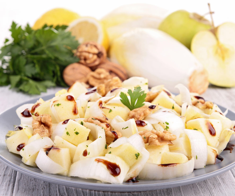 Surówka z cykorii do obiadu – z jabłkiem, lekka, chrupiąca i gotowa w kilka minut