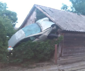 Wykowo. Samochód wbił się w budynek