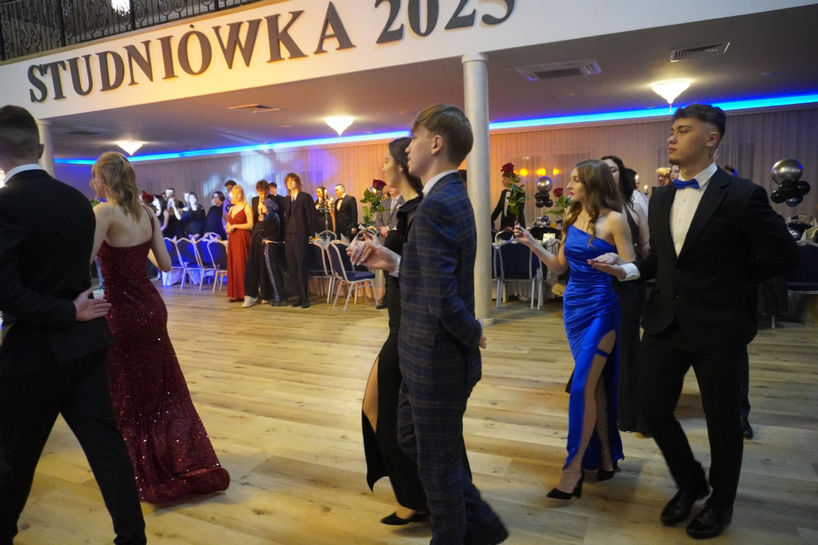 Dwa polonezy na studniówce bydgoskiej Handlówki. W jednym pomogli nauczyciele