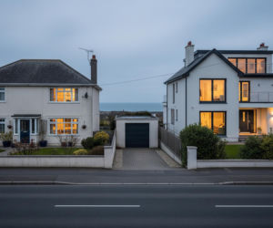Domy Kaczyńskiego i Tuska. Jak warunki mieszkalne odzwierciedlają ich polityczne postawy?