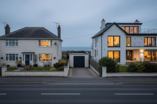 Domy Kaczyńskiego i Tuska. Jak warunki mieszkalne odzwierciedlają ich polityczne postawy?