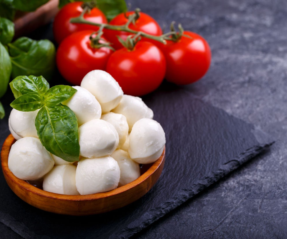 Miękkie kule sera mozzarella są niezastąpione podczas przygotowywania wielu dań