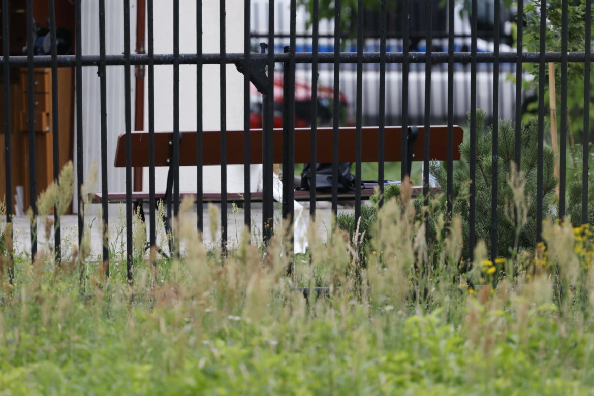 Zbrodnia pod Grójcem. Ksiądz przyznał się do zabójstwa. Policja przeszukała plebanię [ZDJĘCIA]. Kontener: Warszawa