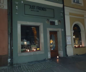 Znicze przed restauracjami w Poznaniu