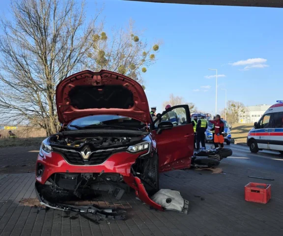 Czołowe zderzenie pod mostem! Kierowca auta z promilami, motor bez OC