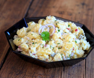 Pomysł na sycącą sałatkę? Jej sekretem jest popularna kiełbasa