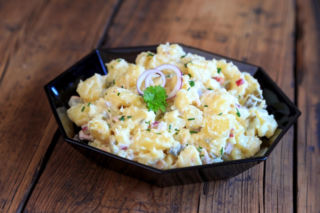 Pomysł na sycącą sałatkę? Jej sekretem jest popularna kiełbasa